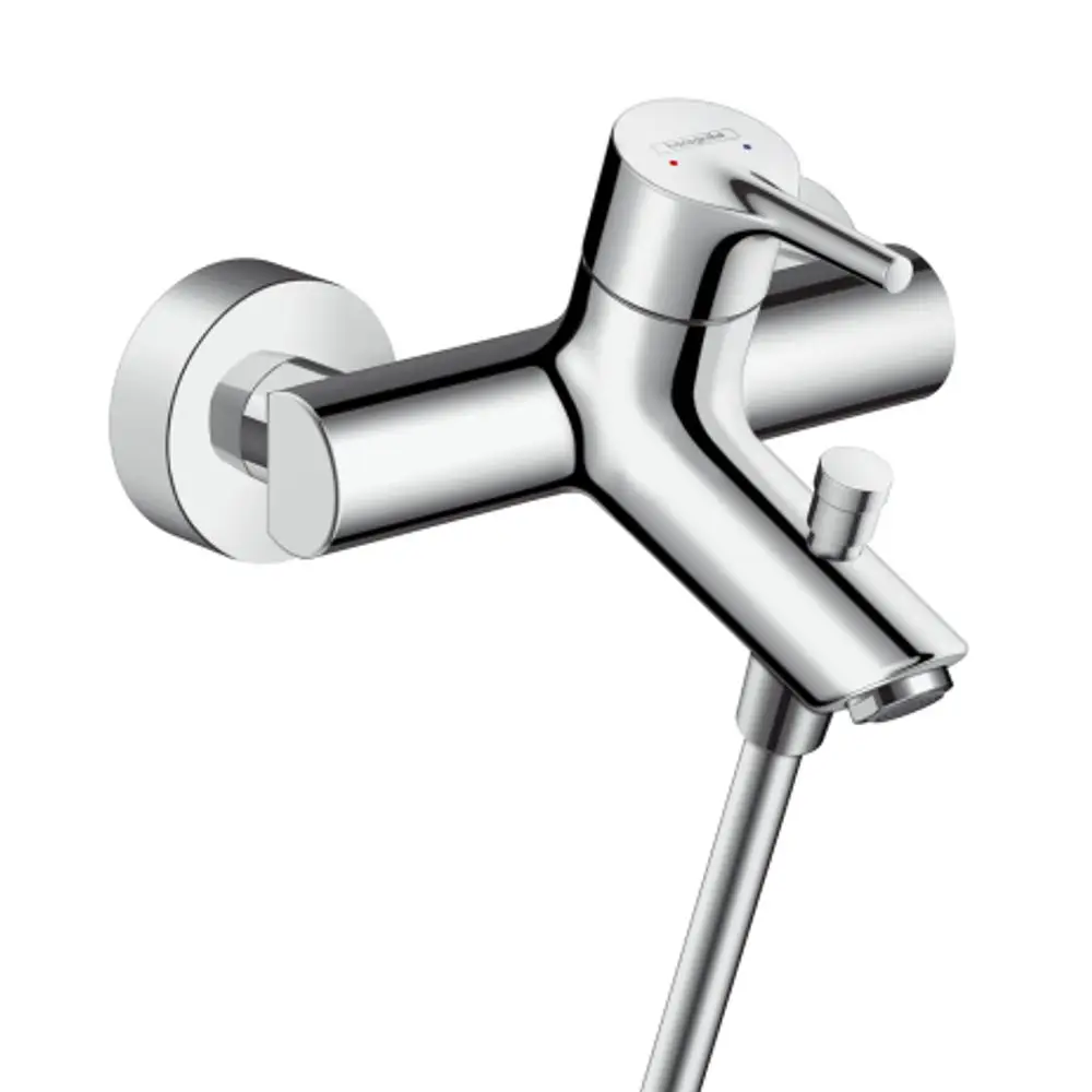 Chromfarbener Wandmischer von Hansgrohe mit einem einzelnen Bedienhebel. Der Auslauf ist schwenkbar, und der Wasseranschluss erfolgt über einen flexiblen Schlauch.